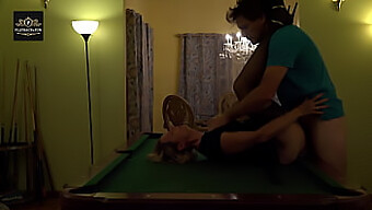 Une Femme Mature Se Fait Malmener Sur Une Table De Billard, Ses Gros Seins Rebondissant.