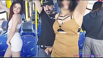 Întâlnire Fierbinte Într-Un Autobuz Aglomerat, În Timp Ce Fundul Femeii Este Scuturat Și Penetrat