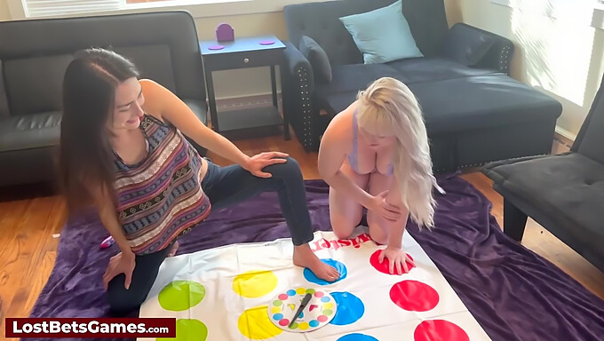 Lesbisches Twister-Spiel Wird Heiß Mit Nackten Teens