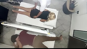 Un Massage Intime Capture L'Infidélité De Sa Femme Avec Un Autre Homme