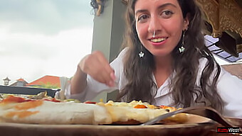 Savourer Une Pizza Avec Une Noisette De Sperme Sur Mon Visage Dans Un Restaurant En Plein Air.