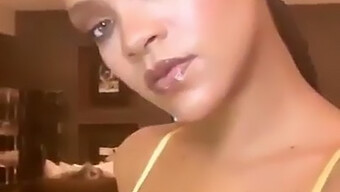 Rihanna Exibe Seu Amplo Seio Em Uma Selfie Usando Um Sutiã