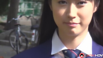 Tomomi Motozawa Dá Um Oral Rosa Na Buceta Molhada E_de Uma Colega De Classe