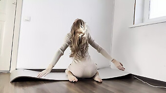 Adoration Des Pieds Et Jeu De Culotte D'Une Adolescente Instructrice De Yoga