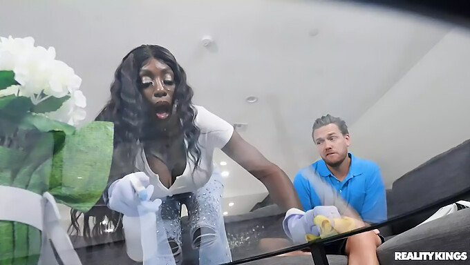 La Rencontre Torride D'Ebony Mystique Avec Sa Belle-Mère Dans Une Vidéo Hd