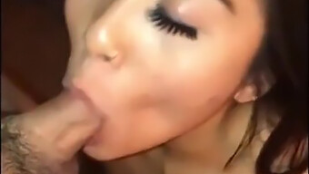 Kekasih Asia Yang Cantik Memberikan Blowjob Dan Menerima Cumshot Di Muka.