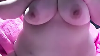 Grandes Tetas Naturais São Espancadas E Pleasured Neste Vídeo