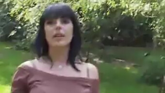 Brune Aux Seins Naturels S'Engage Dans Le Sexe En Public Pour De L'Argent