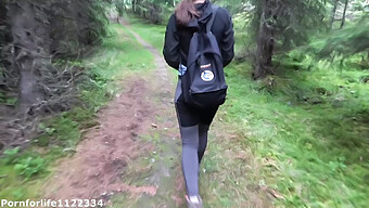 Kijk Hoe Een Bubble Butt Hiker Haar Strakke Kutje Laat Neuken In Het Bos