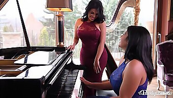 Lesbian Latina Berpayudara Besar Kesha Dan Sheila Terlibat Dalam Seks Lesbian Yang Penuh Gairah Menggunakan Vibrator