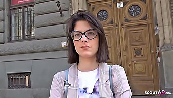 Adolescenta Slabă Sara Primește O Penetrare Anală Adâncă Într-Un Casting Hardcore.