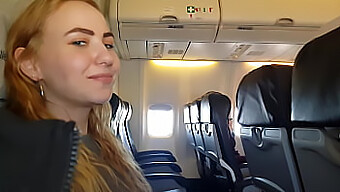 Sânii Mari Și Acțiunea Pov Într-Un Avion Public