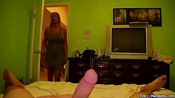 Mama Excitată Și Sânii Ei Mari Îi Dau Unui Tânăr Un Handjob Pov