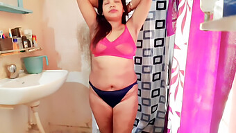 Ama De Casa Madura Sensual En Lencería Y Bikini