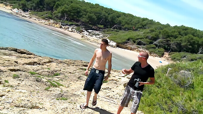 Deux Hommes Se Livrent À Une Activité Sexuelle Sur La Plage En Raison De Leur Désir Sexuel Intense