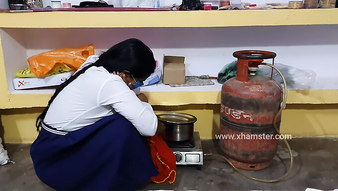 Pasangan Muda India Terlibat Dalam Seks Di Luar Ruangan Dari Belakang.