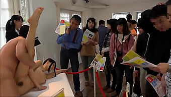 Uma Exposição De Arte Se Transforma Em Uma Festa De Sexo Selvagem Com Adolescentes Japoneses.