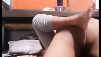 Remaja Desi Memberikan Blowjob Dan Membuat Bunyi Yang Seksi