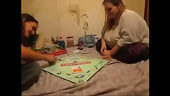 Milfka Je Ovládaná V Monopoly A Zažíva Intenzívny Creampie Orgazmus