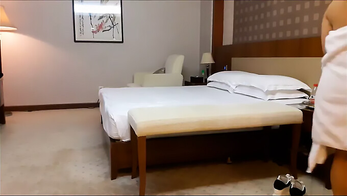 Escort Asiática Hace Una Mamada En Una Habitación De Hotel