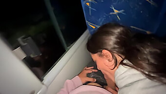 Första Gången Exhibitionist: Latina-Babe Suger Och Sväljer På En Offentlig Buss