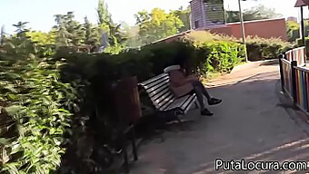 Adolescente Faz Um Boquete Por Dinheiro No Parque E Adora!