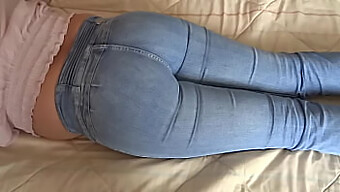 En Samling Af Videoer Med Min Modne, Latina-Kone Med Naturligt Hår, Der Viser Sin Rigelige Derriere I Jeans Og Afslører Sine Trusser