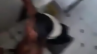 Joven Atrapado Complaciendo A Un Hombre Mayor En El Baño