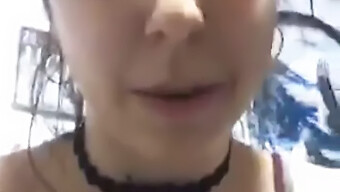 Hiszpańska Dziewczyna Bawi Się Intymnie Ze Swoim Chłopakiem Na Periscope.