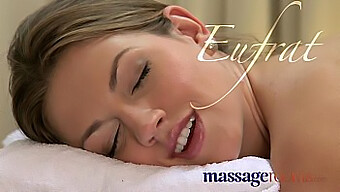 Massage Gợi Cảm Với Những Viên Sỏi Nóng Dẫn Đến Tình Dục Miệng Và Chơi Lồn Thân Mật