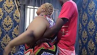 Una Milf Africana Con Un Gran Culo Regala Un'Esperienza Orale Mozzafiato