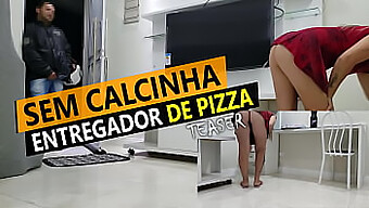 Cristina Almeida Viser Frem Sin Buskete Fitte Mens Hun Mottar Pizzabud I Karantene