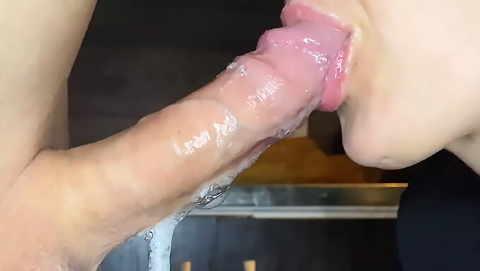 Un Dulce Y Tierno Placer Oral De Kittyelfia Amorosa Que Disfruta De Cada Gota De Semen En Su Boca