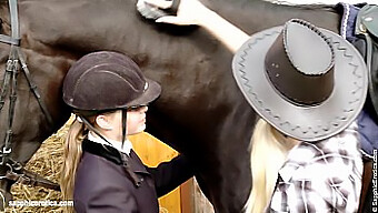 Duas Mulheres Se Envolvem Em Intimidade Lésbica Em Uma Fazenda De Cavalos Em Um Vídeo Erótico