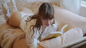 El Libro De Riley Reid Estimula El Deseo De Su Profesor