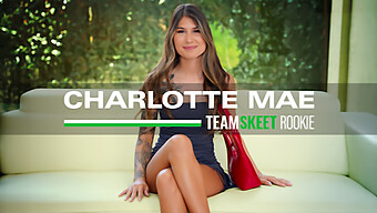 Charlotte Mae แต่งตัวใหม่และทําหน้ายุ่งเหยิง