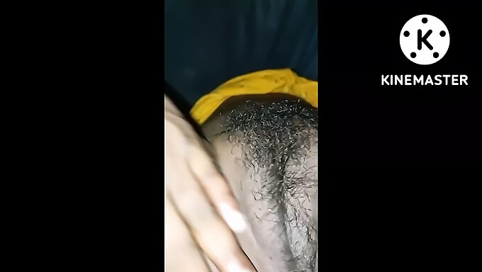 Dickbusige Hausfrau Mit Haariger Muschi Wird Gefingert