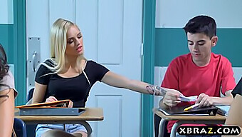 A Milf De Alex Grey Fica Suja Com Um Casal Em Sua Sala De Aula.