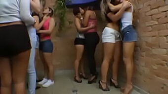 Uma Fila De Beijos: Karina Cruel E Outras Mulheres