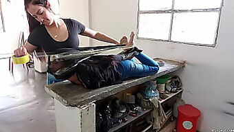 ¡joven Mujer Es Sometida En Extrema Bondage Con Un Encierro Apretado De Pantimedias!