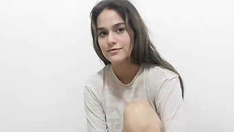 A Jovem Latina Bella Rico Recebe Uma Gozada Oral Sensual De Seu Meio-Irmão