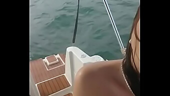 Ménage À Trois Em Barco Sexy Com Foda Quente